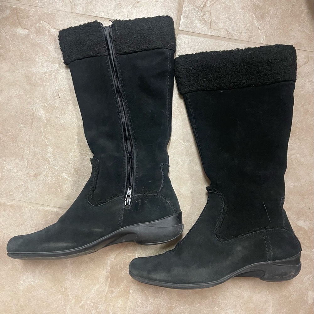 Cute and cozy vintage Hush Puppies Corvina insulated genuine suede boots!